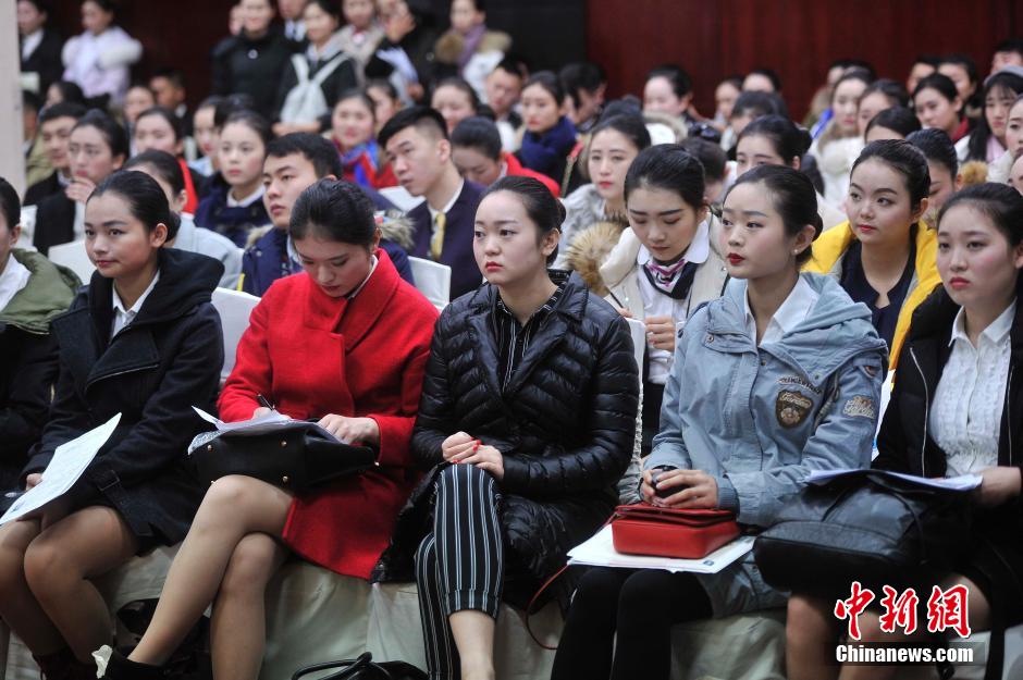 1月22日，华夏航空2016春季乘务员招聘吸引众多美女帅哥进行现场报名。通过身高测量、形体测量、初试、笔试等环节来招聘优秀的空乘人员。陈超