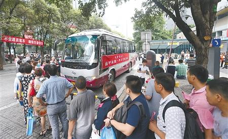 南坪汽车站搬迁首日4250人走错站 可免费乘摆渡车