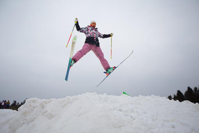 游客天天都可以滑雪 仙女山冰雪季启幕 